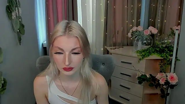 Snapshot of Sarrah_blush chatting on September 17, 2025, 8:16 am Sarrah blush online show from September 17, 2025, 8:16 am