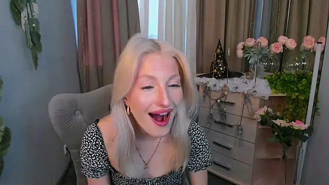 Snapshot of Sarrah_blush chatting on October 21, 2025, 1:12 pm Sarrah blush online show from October 21, 2025, 1:12 pm