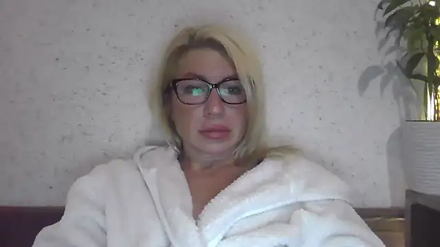 Snapshot of fox_red_lady7 chatting on October 16, 2025, 8:54 pm fox red lady7 online show from October 16, 2025, 8:54 pm