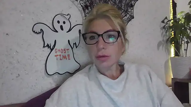 Snapshot of fox_red_lady7 chatting on October 29, 2025, 6:09 pm fox red lady7 online show from October 29, 2025, 6:09 pm