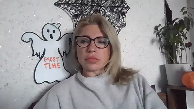 Snapshot of fox_red_lady7 chatting on October 30, 2025, 6:48 am fox red lady7 online show from October 30, 2025, 6:48 am