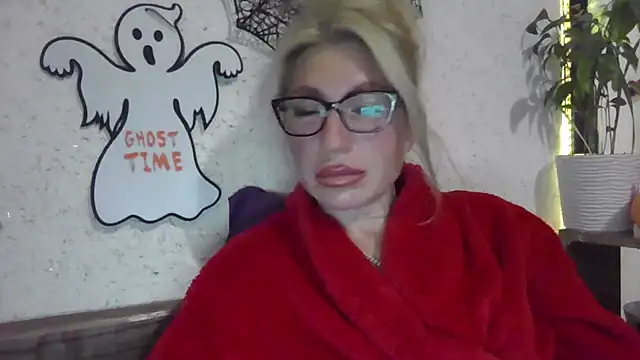 Snapshot of fox_red_lady7 chatting on October 31, 2025, 8:43 pm fox red lady7 online show from October 31, 2025, 8:43 pm