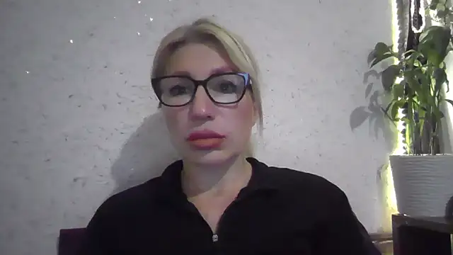 Snapshot of fox_red_lady7 chatting on November 10, 2025, 1:21 pm fox red lady7 online show from November 10, 2025, 1:21 pm