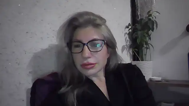 Snapshot of fox_red_lady7 chatting on November 12, 2025, 8:30 pm fox red lady7 online show from November 12, 2025, 8:30 pm