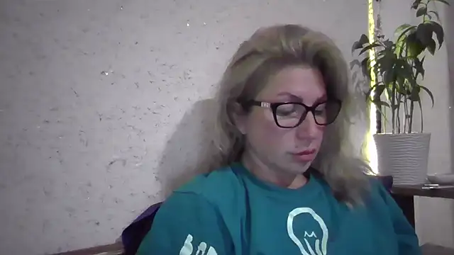 Snapshot of fox_red_lady7 chatting on November 15, 2025, 5:42 pm fox red lady7 online show from November 15, 2025, 5:42 pm