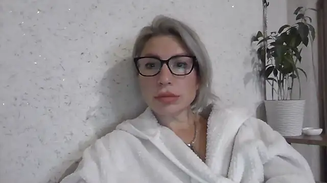 Snapshot of fox_red_lady7 chatting on November 16, 2025, 12:11 pm fox red lady7 online show from November 16, 2025, 12:11 pm