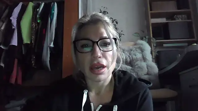 Snapshot of fox_red_lady7 chatting on November 17, 2025, 10:21 am fox red lady7 online show from November 17, 2025, 10:21 am