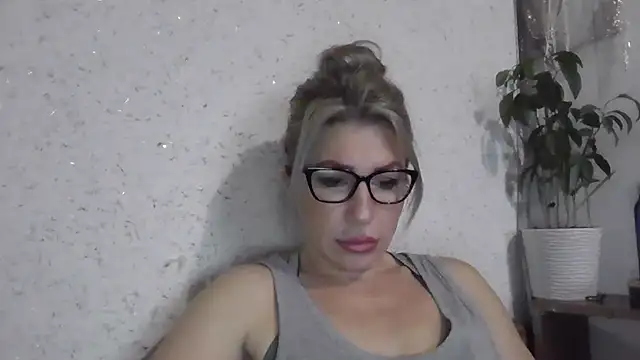 Snapshot of fox_red_lady7 chatting on December 16, 2025, 10:53 am fox red lady7 online show from December 16, 2025, 10:53 am