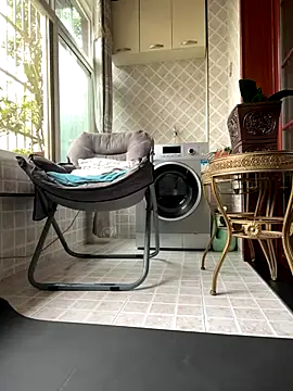 sonwmelt1 online show from September 18, 2025, 2:57 am