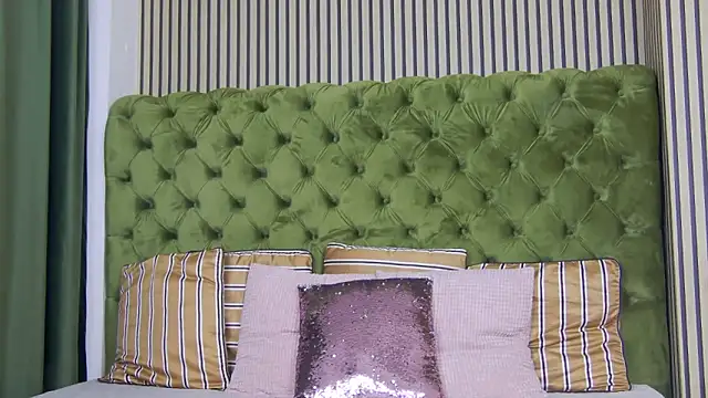 LunaHart online show from November 19, 2025, 7:58 pm