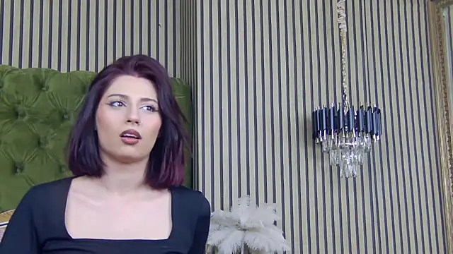 LunaHart online show from November 28, 2025, 7:49 pm