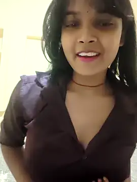 Snapshot of RAYI_Queen_2 chatting on November 10, 2025, 7:24 pm RAYI Queen 2 online show from November 10, 2025, 7:24 pm