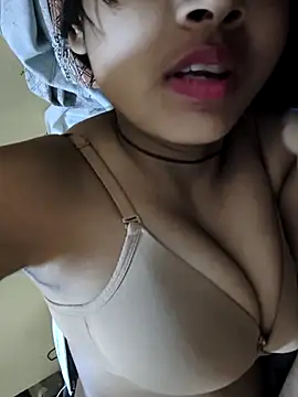 Snapshot of RAYI_Queen_2 chatting on December 13, 2025, 8:14 pm RAYI Queen 2 online show from December 13, 2025, 8:14 pm