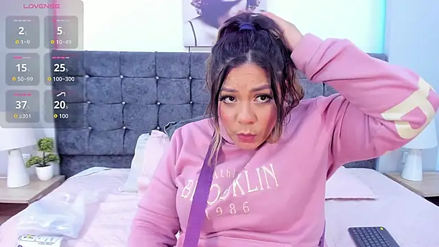 isabella horney  online show from November 21, 2025, 8:07 pm