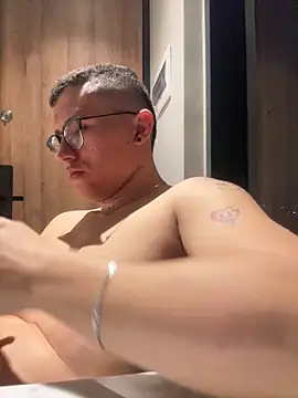 Snapshot of Kurtxxx22 chatting on December 21, 2025, 6:20 am Kurtxxx22 online show from December 21, 2025, 6:20 am