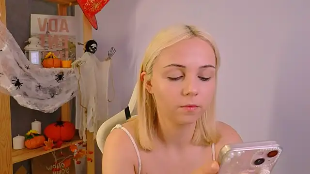 Charlotte Colinss online show from October 22, 2025, 4:57 am