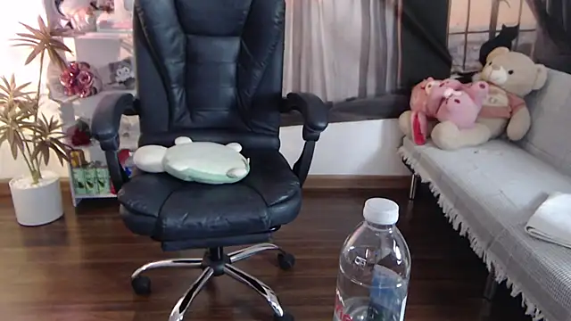 Suzie Wet Cave online show from October 27, 2025, 11:58 am