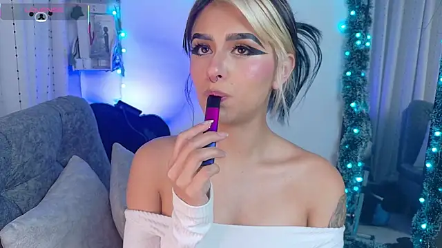 Snapshot of blue_kitten chatting on December 18, 2025, 5:02 am blue kitten online show from December 18, 2025, 5:02 am