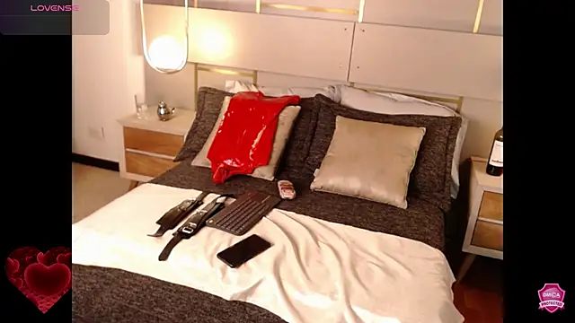 Lina Montclair online show from September 12, 2025, 7:47 pm