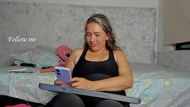 Snapshot of marly_charm_ chatting on December 23, 2025, 1:25 am marly charm online show from December 23, 2025, 1:25 am