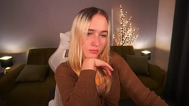 LilElfie online show from October 26, 2025, 8:59 pm