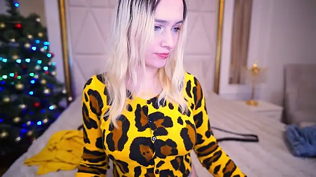 Snapshot of LilElfie chatting on December 22, 2025, 9:23 pm LilElfie online show from December 22, 2025, 9:23 pm