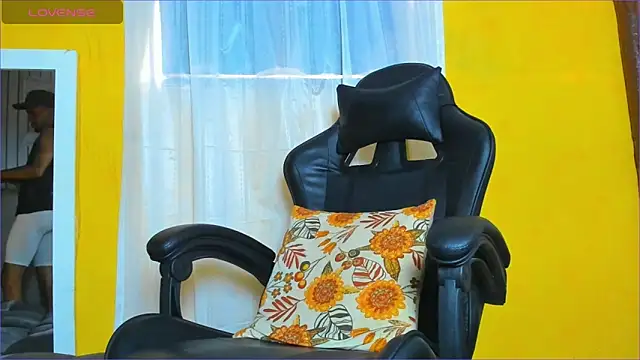 Snapshot of Alex_bigcock11_ chatting on December 15, 2025, 4:11 pm Alex bigcock11 online show from December 15, 2025, 4:11 pm