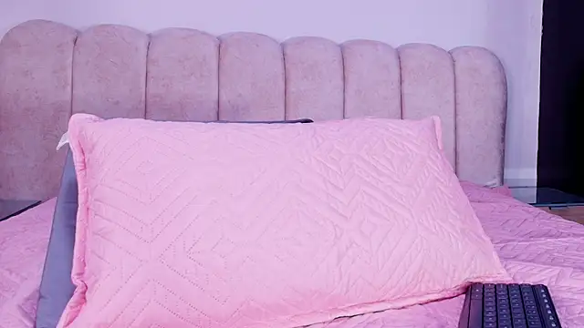 valecastro  online show from December 1, 2025, 7:19 pm