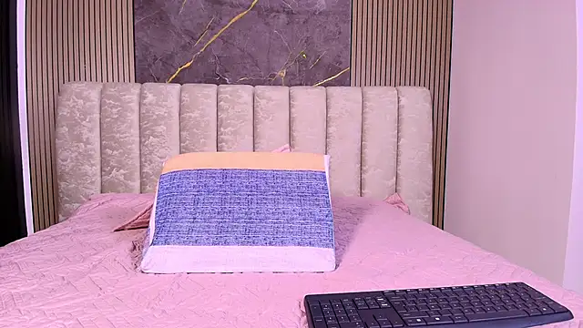 valecastro  online show from December 2, 2025, 7:20 pm