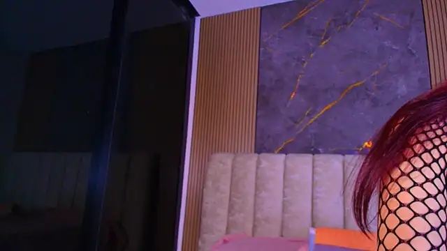 valecastro  online show from December 5, 2025, 7:32 pm