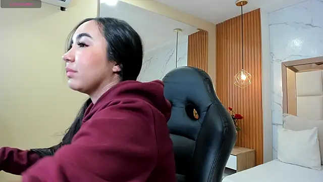 julieta rosee online show from December 3, 2025, 9:57 pm