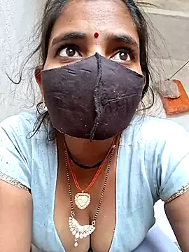 Snapshot of RAYI_Queen_3 chatting on November 15, 2025, 3:37 am RAYI Queen 3 online show from November 15, 2025, 3:37 am