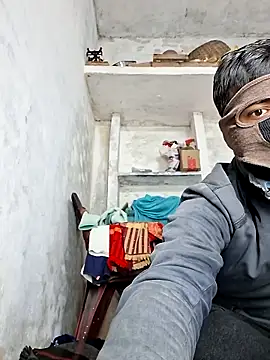 Snapshot of RAYI_Queen_3 chatting on January 5, 2026, 11:41 pm RAYI Queen 3 online show from January 5, 2026, 11:41 pm