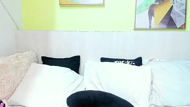 MiahCornell  online show from November 23, 2025, 12:27 pm