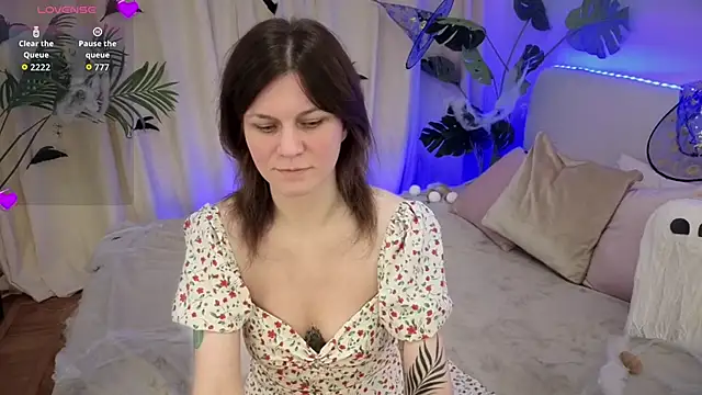 TinaMelt online show from October 14, 2025, 6:52 pm