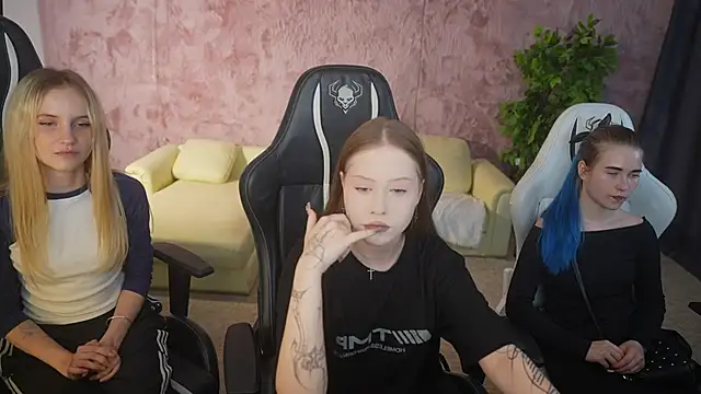 Esmie Smile online show from September 15, 2025, 2:50 pm