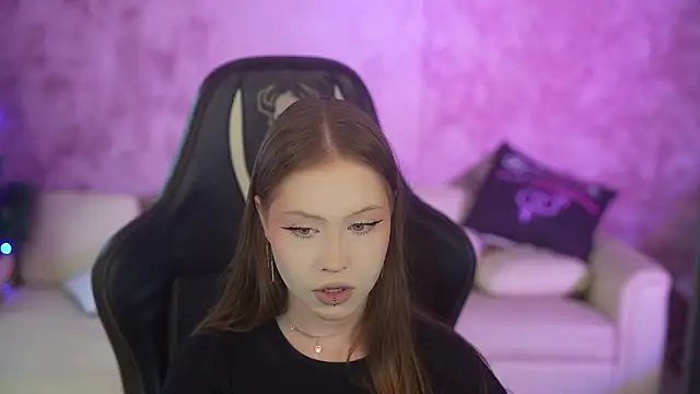 Snapshot of Esmie_Smile chatting on January 10, 2026, 12:01 am Esmie Smile online show from January 10, 2026, 12:01 am