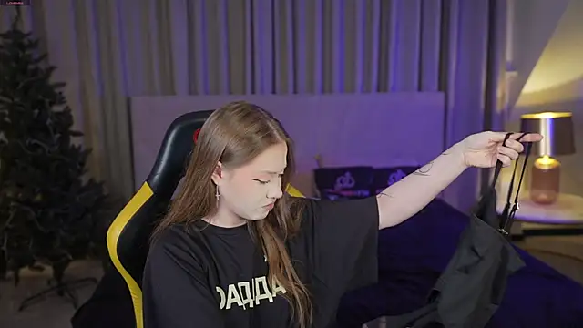 Snapshot of Esmie_Smile chatting on January 14, 2026, 12:05 am Esmie Smile online show from January 14, 2026, 12:05 am