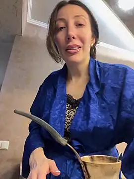 Snapshot of HellaryTourent chatting on February 6, 2026, 5:49 pm HellaryTourent online show from February 6, 2026, 5:49 pm