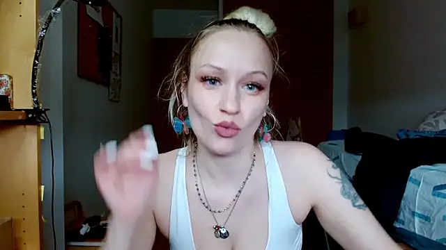 Snapshot of SatinQueen90 chatting on March 9, 2026, 12:09 pm SatinQueen90 online show from March 9, 2026, 12:09 pm