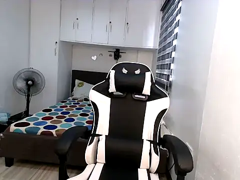 Snapshot of eattmebabyy chatting on November 28, 2025, 2:47 am eattmebabyy online show from November 28, 2025, 2:47 am