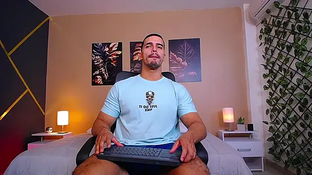 ChristopherBlack  online show from October 18, 2025, 1:01 pm