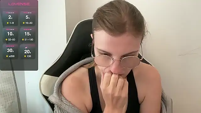 BustyKellyXXX online show from October 13, 2025, 9:20 am