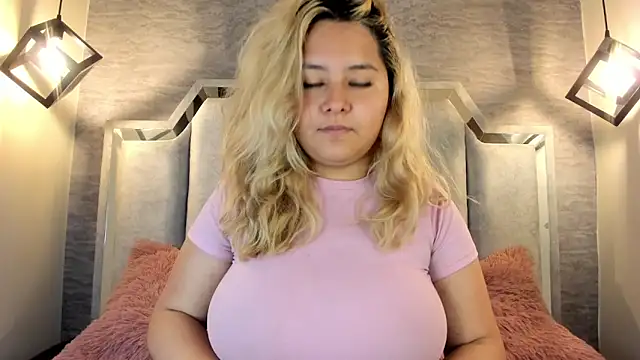 Snapshot of Zafiro_claire chatting on April 30, 2026, 6:58 pm Zafiro claire online show from April 30, 2026, 6:58 pm