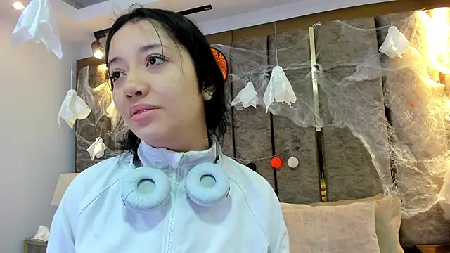 Snapshot of BarbieMonet chatting on November 2, 2025, 12:51 pm BarbieMonet online show from November 2, 2025, 12:51 pm