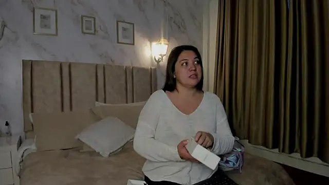 Snapshot of Paula_And chatting on January 6, 2026, 11:25 am Paula And online show from January 6, 2026, 11:25 am