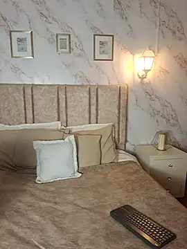 Snapshot of Paula_And chatting on March 7, 2026, 11:18 am Paula And online show from March 7, 2026, 11:18 am