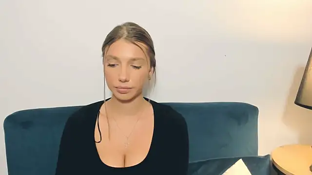 Snapshot of EmmaGorgeous chatting on March 9, 2026, 6:12 pm EmmaGorgeous online show from March 9, 2026, 6:12 pm