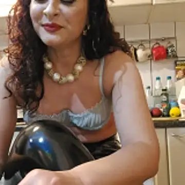 Snapshot of ShineBright88 chatting on November 10, 2025, 8:41 pm ShineBright88 online show from November 10, 2025, 8:41 pm