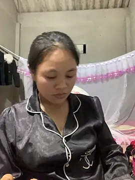 Snapshot of NhuFox chatting on October 4, 2025, 12:58 pm NhuFox online show from October 4, 2025, 12:58 pm